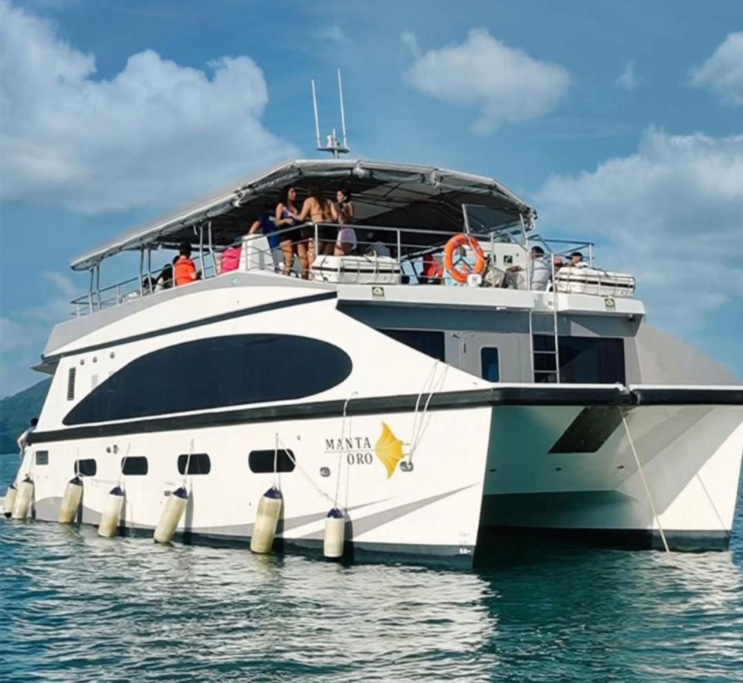 Manta Oro Sunset Dinner Cruise